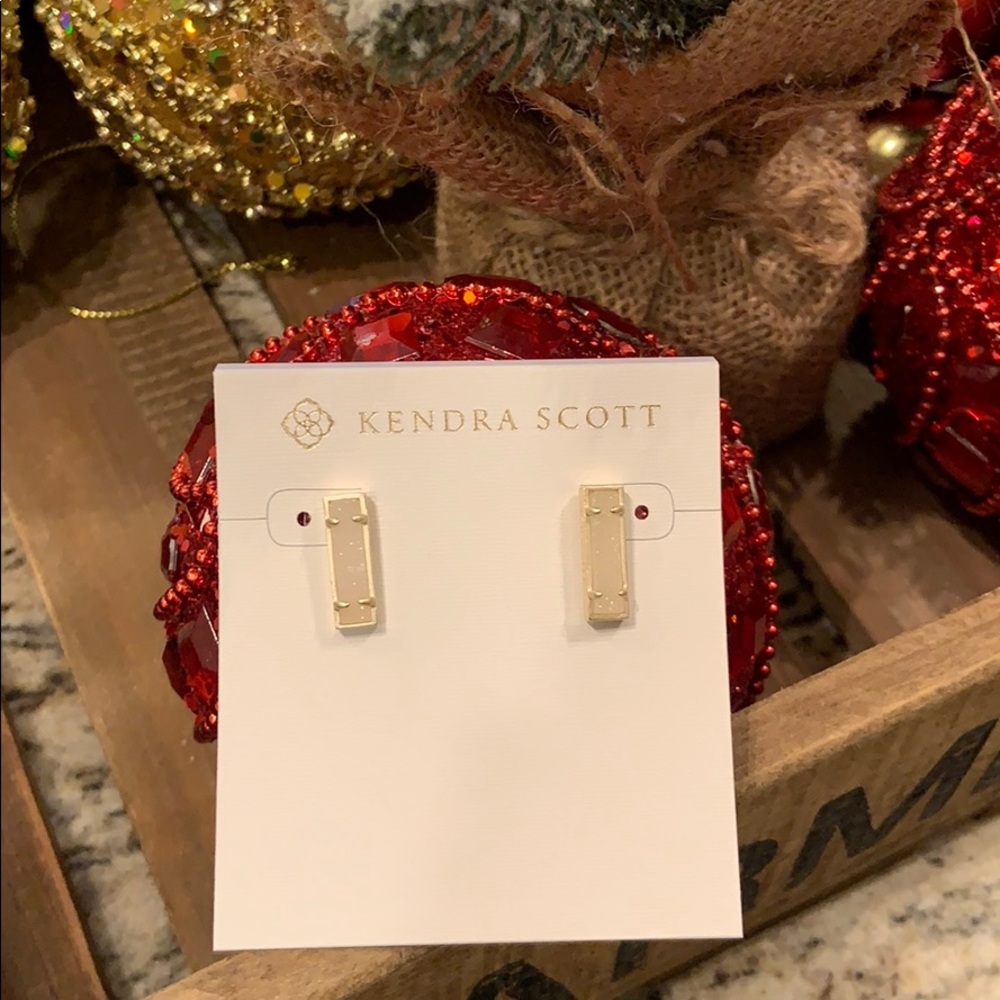 Kendra Scott lady gold earrings